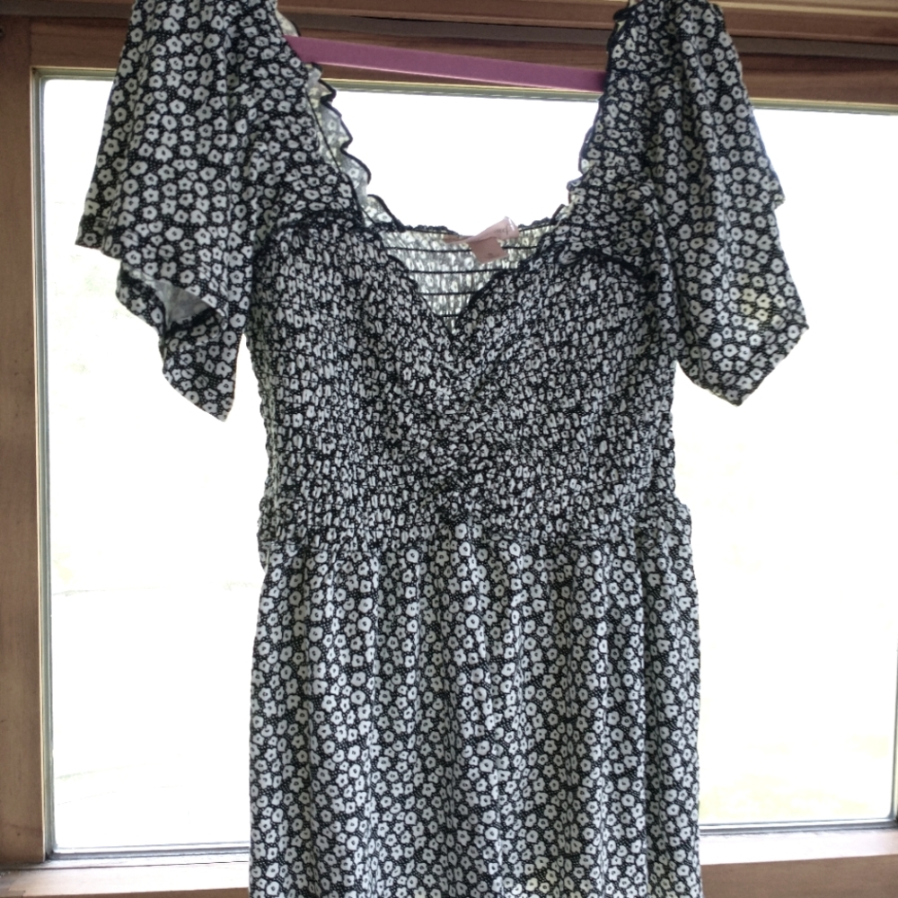 Willow + Root. Black and white floral. Size Small.